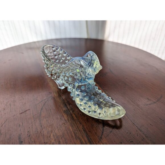 Vintage Fenton opalescent hobnail dress shoe, pearlescent cat head glass slipper - Picture 7 of 8